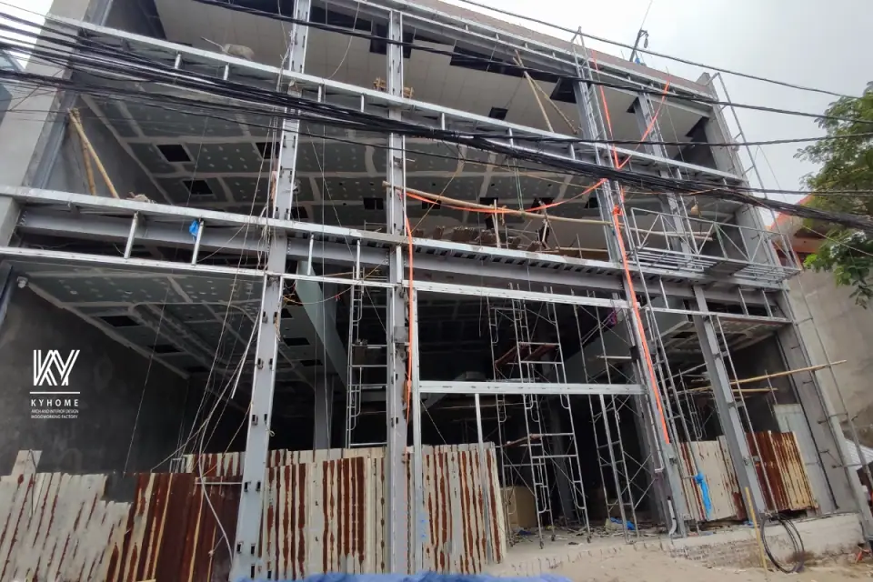 Showroom khung thép tại Nam Định: dựng khung cột, dầm thép 2 tầng có giàn giáo