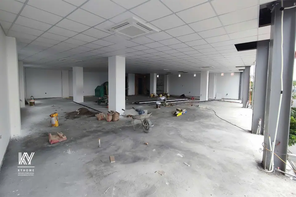 Mặt bằng tầng 1 showroom Nam Định: nền đã hoàn thiện, cột thép bọc, trần thả