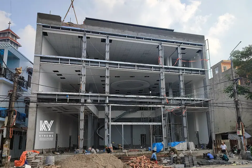 Mặt tiền showroom khung thép Nam Định trong giai đoạn lắp vách và sàn tầng 2