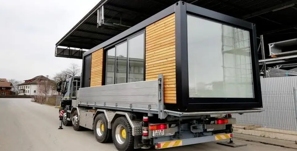 Module nhà lắp ghép hoàn thiện sẵn được chở bằng xe tải đến công trình